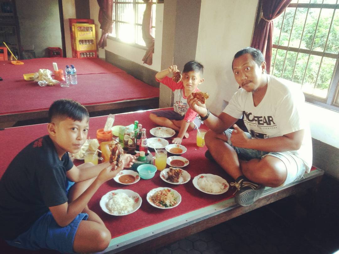 1. Dharma Giri, 2. Warong Legong, 3. Ayam Taliwang, 4. Tsavo Lion, 5. Dapoer Lebih, 6. Ngerodok Resto, 7. Warung Mas Bagong, 8. RM. Padang Ampera, 9. Keramas Aero Park, 10. Warung Antis Paramita
