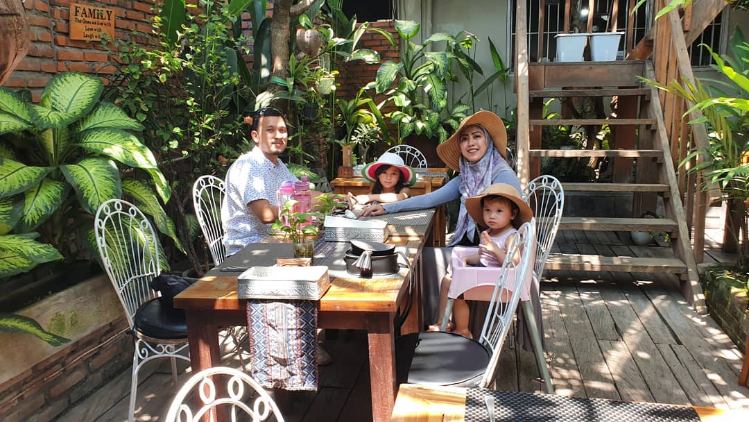 1. Dharma Giri, 2. Warong Legong, 3. Ayam Taliwang, 4. Tsavo Lion, 5. Dapoer Lebih, 6. Ngerodok Resto, 7. Warung Mas Bagong, 8. RM. Padang Ampera, 9. Keramas Aero Park, 10. Warung Antis Paramita