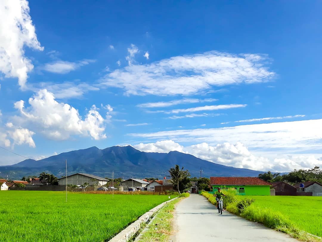1. Gunung Salak, 2. Gunung Guntur, 3. Gunung Malabar, 4. Gunung Patuha, 5. Gunung Papandayan, 6. Gunung Cikuray, 7. Gunung Pangarango, 8. Gunung Ciremai, 9. Gunung Puntang, 10. Gunung Gede