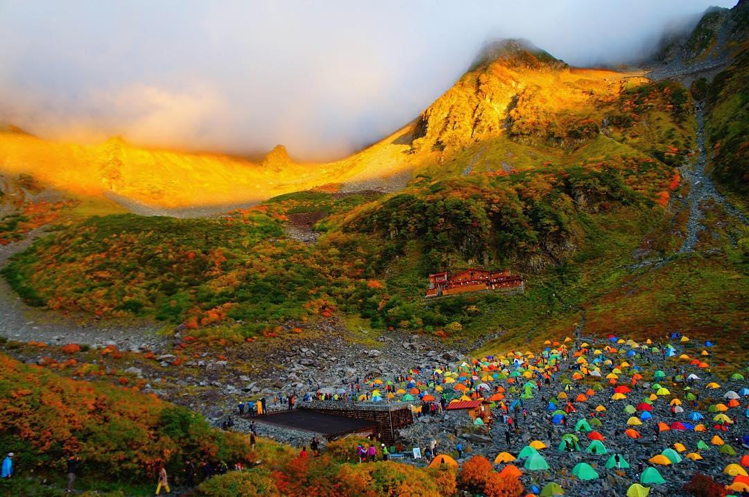 1. Gunung Fuji, 2. Gunung Kitadake, 3. Gunung Hotaka, 4. Gunung Yari, 5. Gunung Warusawa, 6. Gunung Akaishi, 7. Gunung Ontake, 8. Gunung Shiomi, 9. Gunung Aino, 10. Gunung Obami