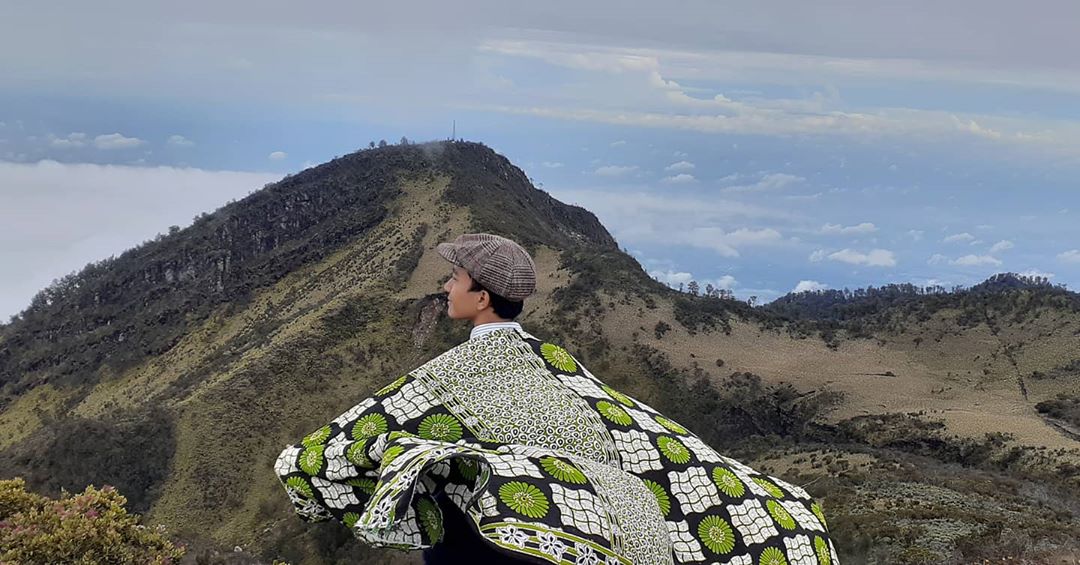 1. Gunung Slamet, 2. Gunung Sumbing, 3. Gunung Lawu, 4. Gunung Merbabu, 5. Gunung Sindoro, 6. Gunung Merapi, 7. Gunung Prau, 8. Gunung Rogojembangan, 9. Gunung Ungaran, 10. Gunung Telemoyo