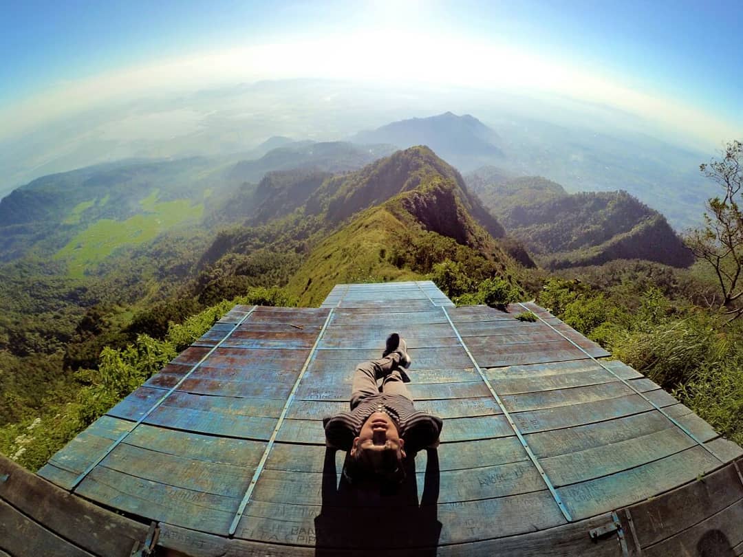 1. Gunung Slamet, 2. Gunung Sumbing, 3. Gunung Lawu, 4. Gunung Merbabu, 5. Gunung Sindoro, 6. Gunung Merapi, 7. Gunung Prau, 8. Gunung Rogojembangan, 9. Gunung Ungaran, 10. Gunung Telemoyo