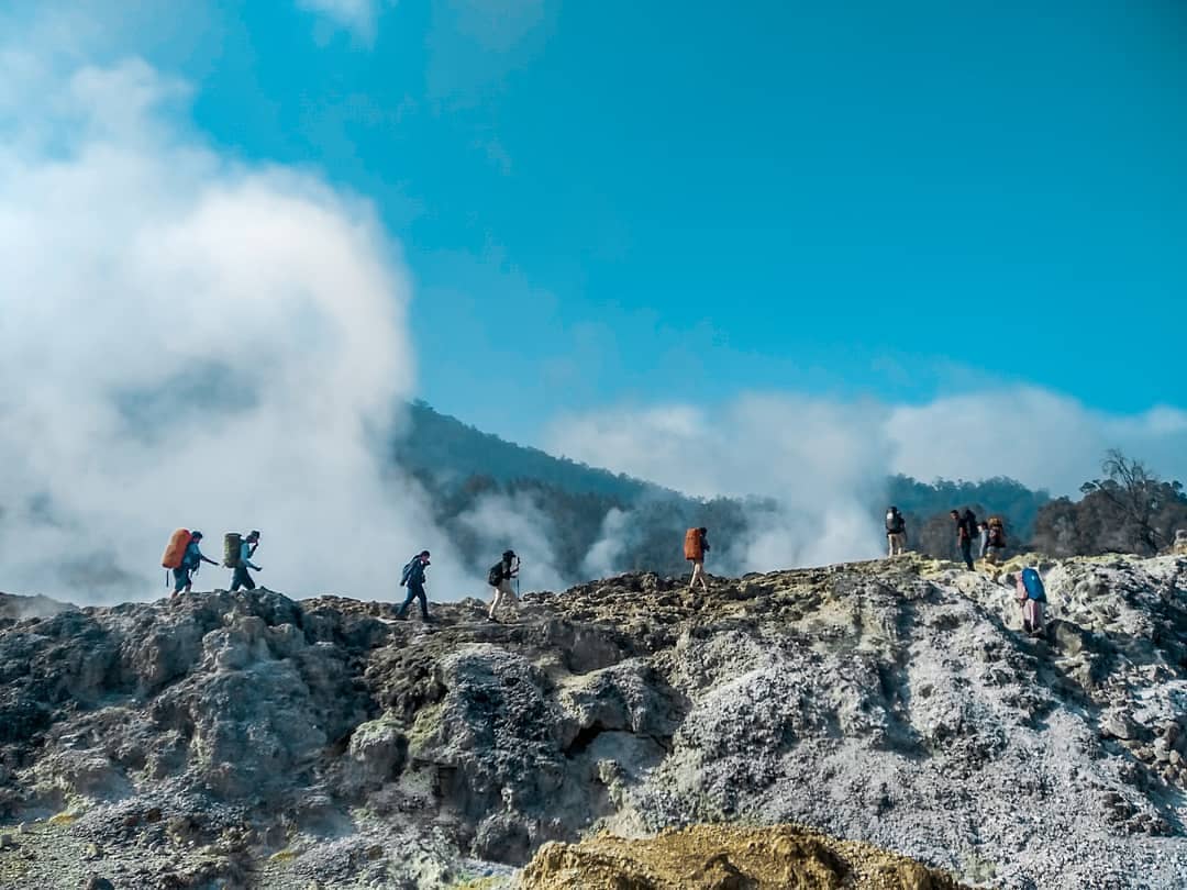 1. Gunung Salak, 2. Gunung Guntur, 3. Gunung Malabar, 4. Gunung Patuha, 5. Gunung Papandayan, 6. Gunung Cikuray, 7. Gunung Pangarango, 8. Gunung Ciremai, 9. Gunung Puntang, 10. Gunung Gede