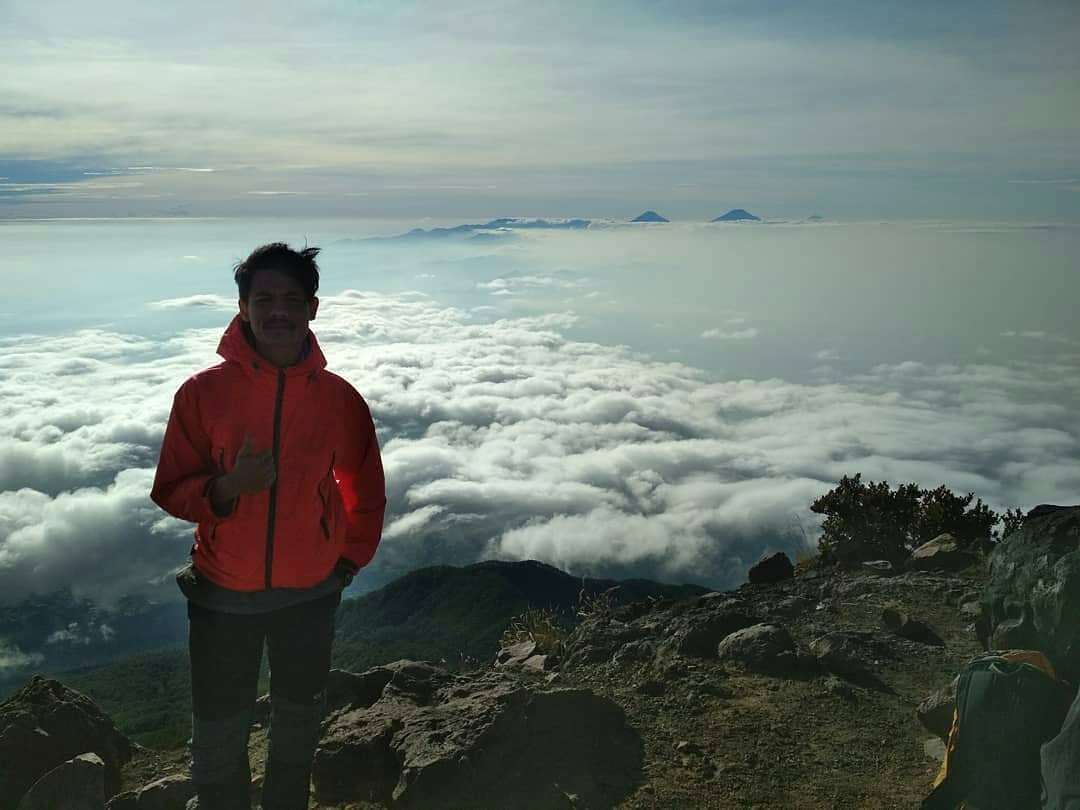1. Gunung Slamet, 2. Gunung Sumbing, 3. Gunung Lawu, 4. Gunung Merbabu, 5. Gunung Sindoro, 6. Gunung Merapi, 7. Gunung Prau, 8. Gunung Rogojembangan, 9. Gunung Ungaran, 10. Gunung Telemoyo