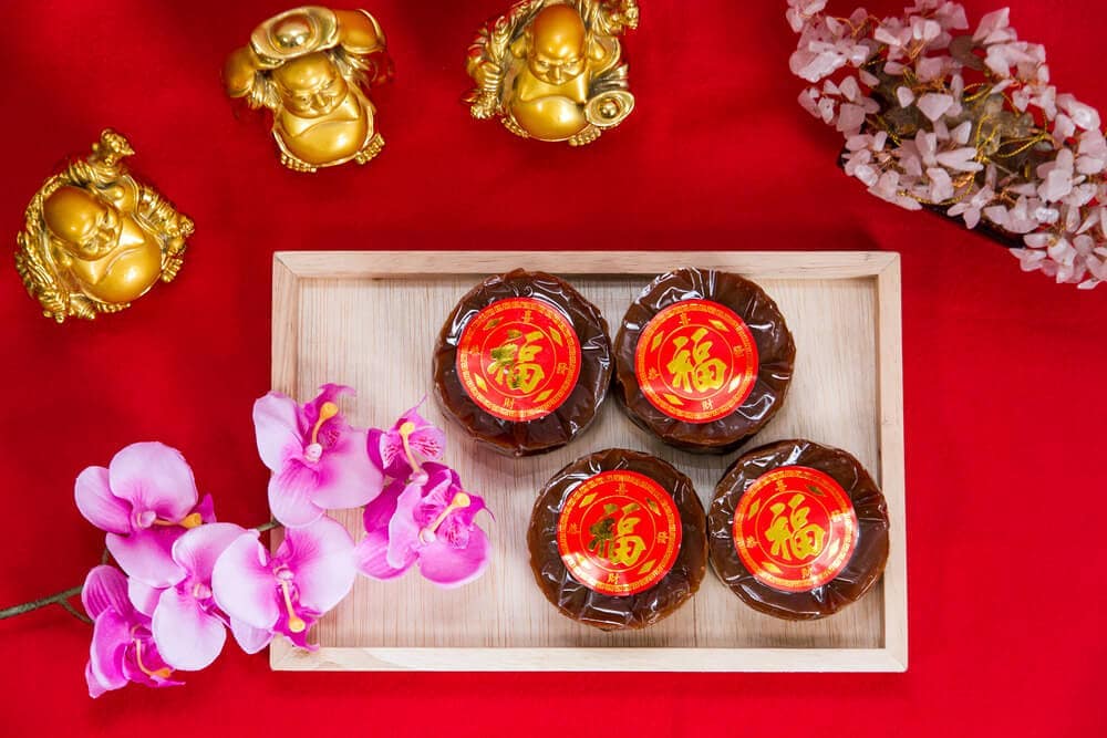 1. Kue Keranjang, 2. Yu Sheng, 3. Bebek, 4. Kok Chai, 5. Ikan Bandeng, 6. Siu Mie, 7. Manisan, 8. Jiao Zi, 9. Kuaci, 10. Jeruk Mandarin