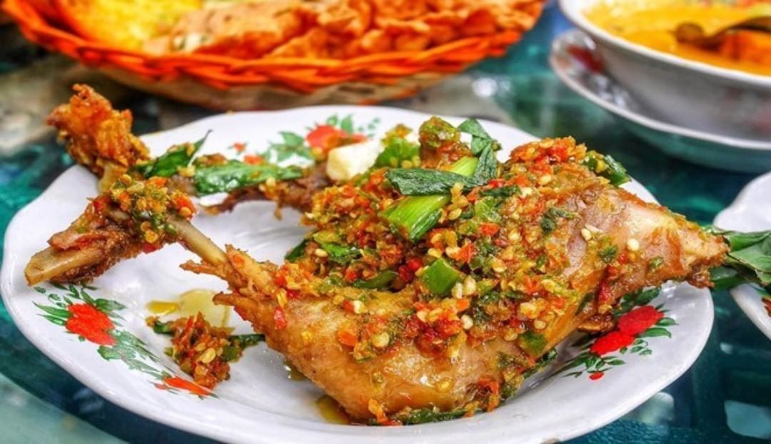 1. Garang Asem, 2. Ayam Pencok/Bledug, 3. Swike, 4. Nasi Pager Godong, 5. Sayur Becek, 6. Nasi Jagung, 7. Mie Tek-Tek, 8. Emping Jagung, 9. Sego Pecel Gambringan, 10. Sate Sapi Pak Beng