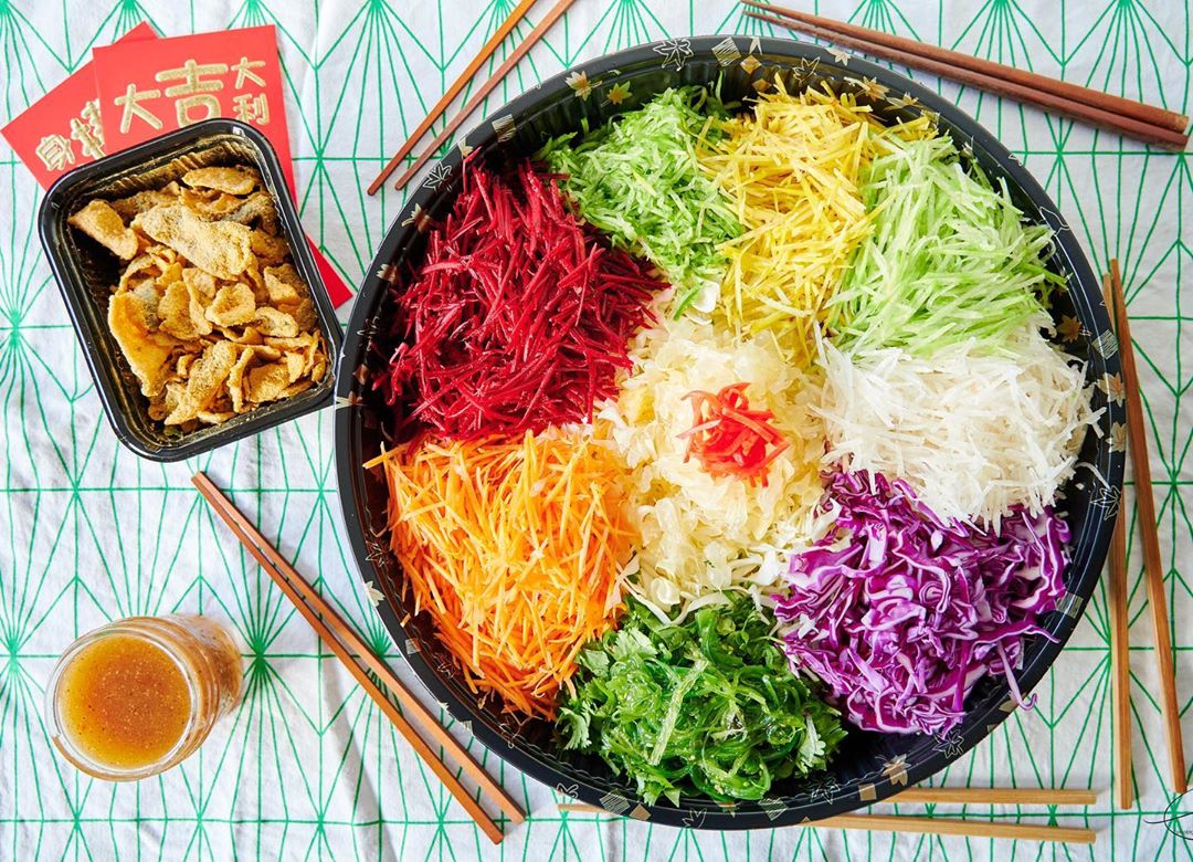1. Kue Keranjang, 2. Yu Sheng, 3. Bebek, 4. Kok Chai, 5. Ikan Bandeng, 6. Siu Mie, 7. Manisan, 8. Jiao Zi, 9. Kuaci, 10. Jeruk Mandarin