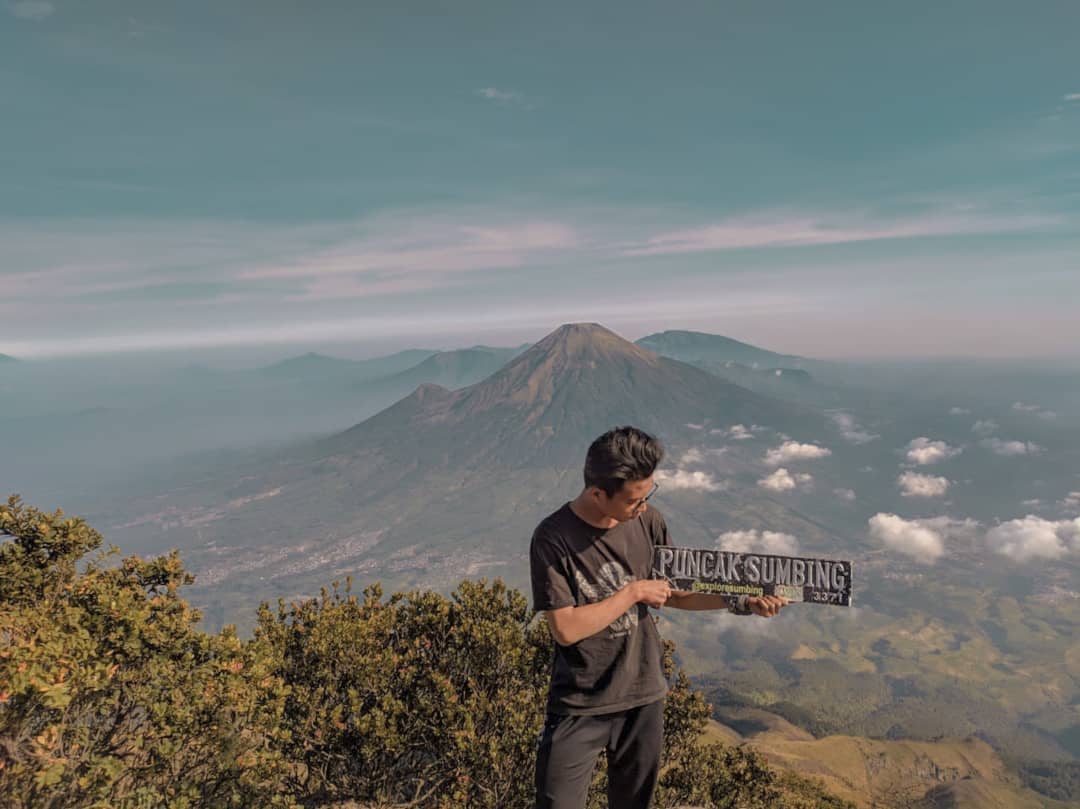 1. Gunung Slamet, 2. Gunung Sumbing, 3. Gunung Lawu, 4. Gunung Merbabu, 5. Gunung Sindoro, 6. Gunung Merapi, 7. Gunung Prau, 8. Gunung Rogojembangan, 9. Gunung Ungaran, 10. Gunung Telemoyo