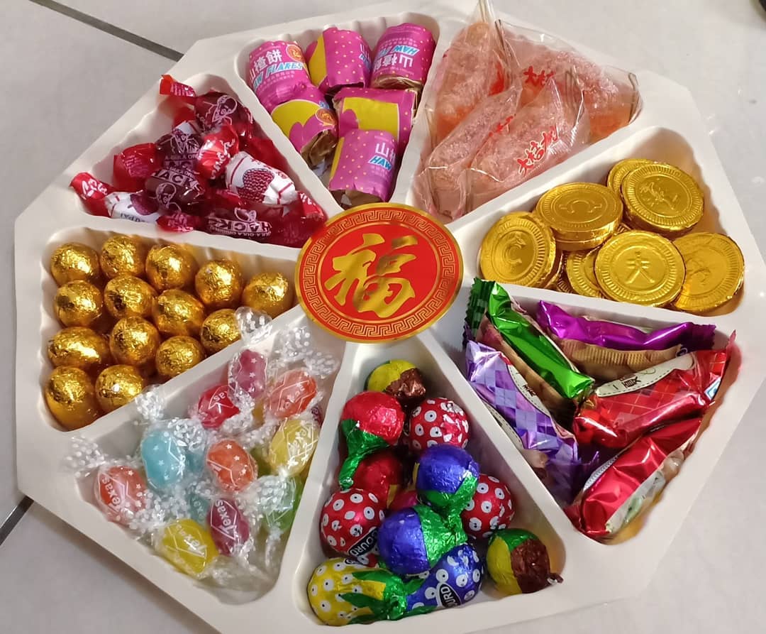 1. Kue Keranjang, 2. Yu Sheng, 3. Bebek, 4. Kok Chai, 5. Ikan Bandeng, 6. Siu Mie, 7. Manisan, 8. Jiao Zi, 9. Kuaci, 10. Jeruk Mandarin