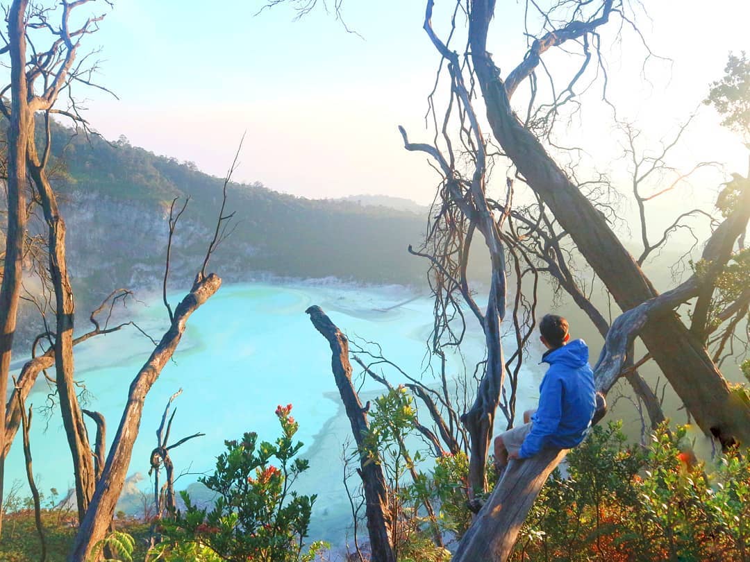 1. Gunung Salak, 2. Gunung Guntur, 3. Gunung Malabar, 4. Gunung Patuha, 5. Gunung Papandayan, 6. Gunung Cikuray, 7. Gunung Pangarango, 8. Gunung Ciremai, 9. Gunung Puntang, 10. Gunung Gede