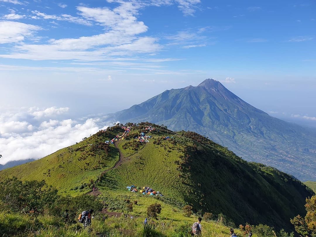 1. Gunung Slamet, 2. Gunung Sumbing, 3. Gunung Lawu, 4. Gunung Merbabu, 5. Gunung Sindoro, 6. Gunung Merapi, 7. Gunung Prau, 8. Gunung Rogojembangan, 9. Gunung Ungaran, 10. Gunung Telemoyo