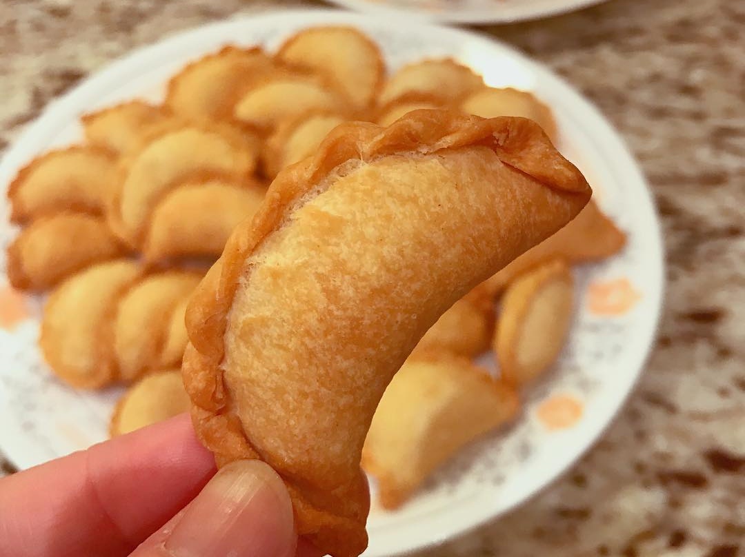 1. Kue Keranjang, 2. Yu Sheng, 3. Bebek, 4. Kok Chai, 5. Ikan Bandeng, 6. Siu Mie, 7. Manisan, 8. Jiao Zi, 9. Kuaci, 10. Jeruk Mandarin