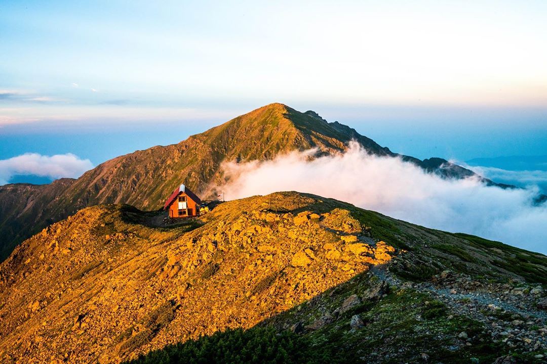 1. Gunung Fuji, 2. Gunung Kitadake, 3. Gunung Hotaka, 4. Gunung Yari, 5. Gunung Warusawa, 6. Gunung Akaishi, 7. Gunung Ontake, 8. Gunung Shiomi, 9. Gunung Aino, 10. Gunung Obami