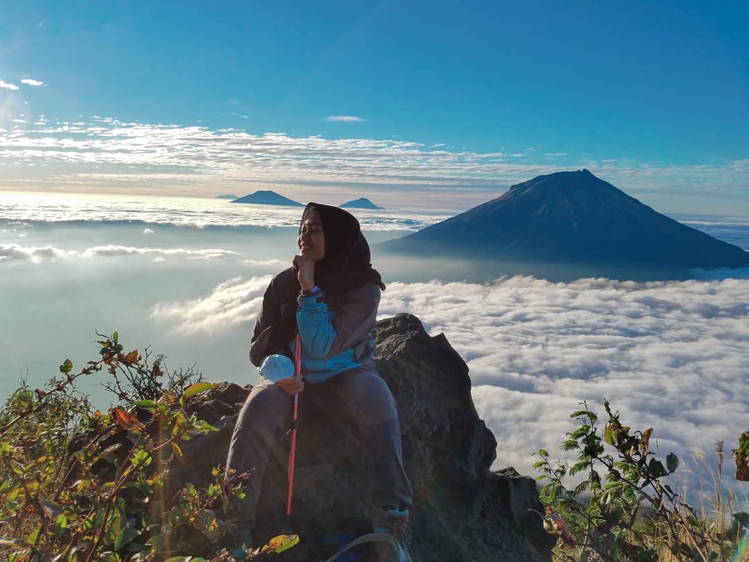 1. Gunung Slamet, 2. Gunung Sumbing, 3. Gunung Lawu, 4. Gunung Merbabu, 5. Gunung Sindoro, 6. Gunung Merapi, 7. Gunung Prau, 8. Gunung Rogojembangan, 9. Gunung Ungaran, 10. Gunung Telemoyo