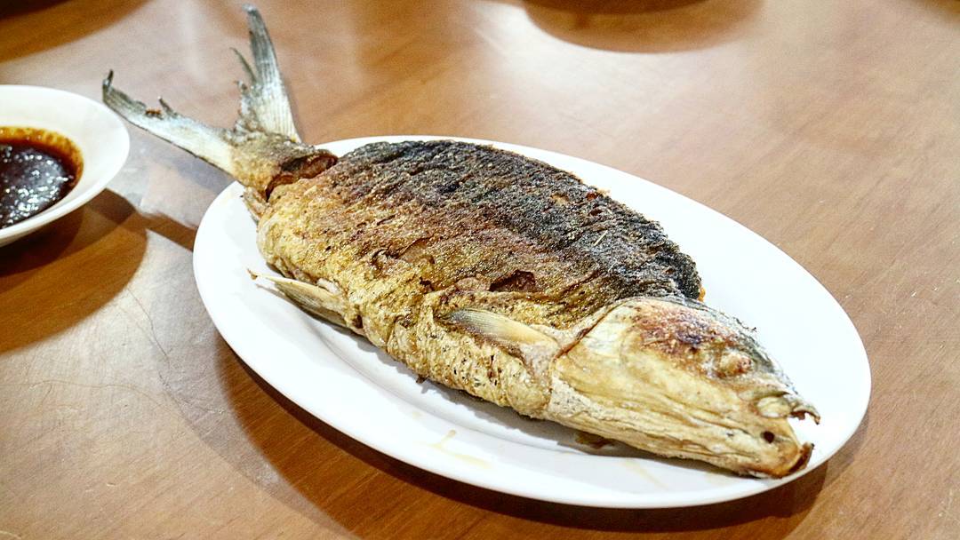 1. Kue Keranjang, 2. Yu Sheng, 3. Bebek, 4. Kok Chai, 5. Ikan Bandeng, 6. Siu Mie, 7. Manisan, 8. Jiao Zi, 9. Kuaci, 10. Jeruk Mandarin