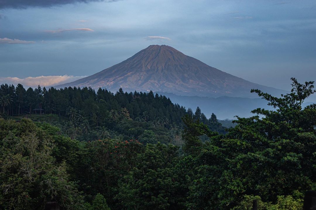 1. Gunung Slamet, 2. Gunung Sumbing, 3. Gunung Lawu, 4. Gunung Merbabu, 5. Gunung Sindoro, 6. Gunung Merapi, 7. Gunung Prau, 8. Gunung Rogojembangan, 9. Gunung Ungaran, 10. Gunung Telemoyo