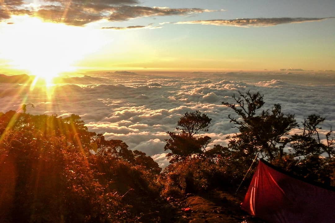 1. Gunung Salak, 2. Gunung Guntur, 3. Gunung Malabar, 4. Gunung Patuha, 5. Gunung Papandayan, 6. Gunung Cikuray, 7. Gunung Pangarango, 8. Gunung Ciremai, 9. Gunung Puntang, 10. Gunung Gede