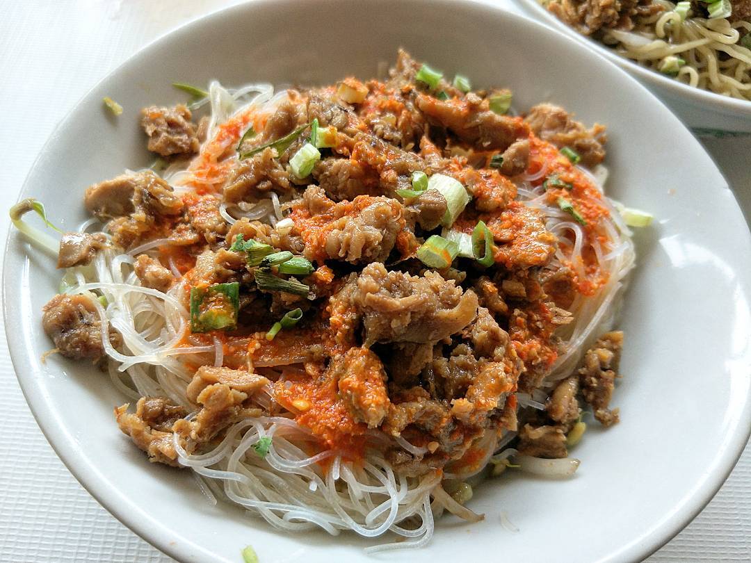 1. Kue Keranjang, 2. Yu Sheng, 3. Bebek, 4. Kok Chai, 5. Ikan Bandeng, 6. Siu Mie, 7. Manisan, 8. Jiao Zi, 9. Kuaci, 10. Jeruk Mandarin