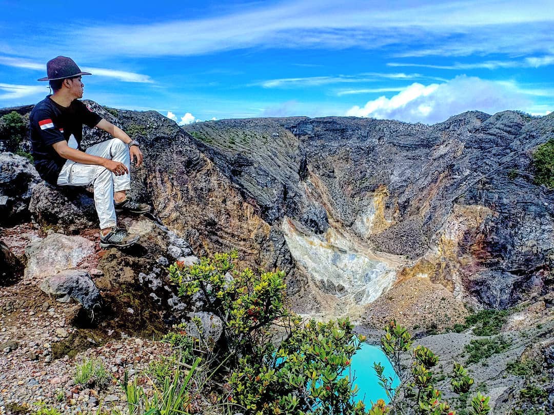 Gunung terindah di jawa barat pemandangan wisata, 1. Gunung Salak, 2. Gunung Guntur, 3. Gunung Malabar, 4. Gunung Patuha, 5. Gunung Papandayan, 6. Gunung Cikuray, 7. Gunung Pangarango, 8. Gunung Ciremai, 9. Gunung Puntang, 10. Gunung Gede