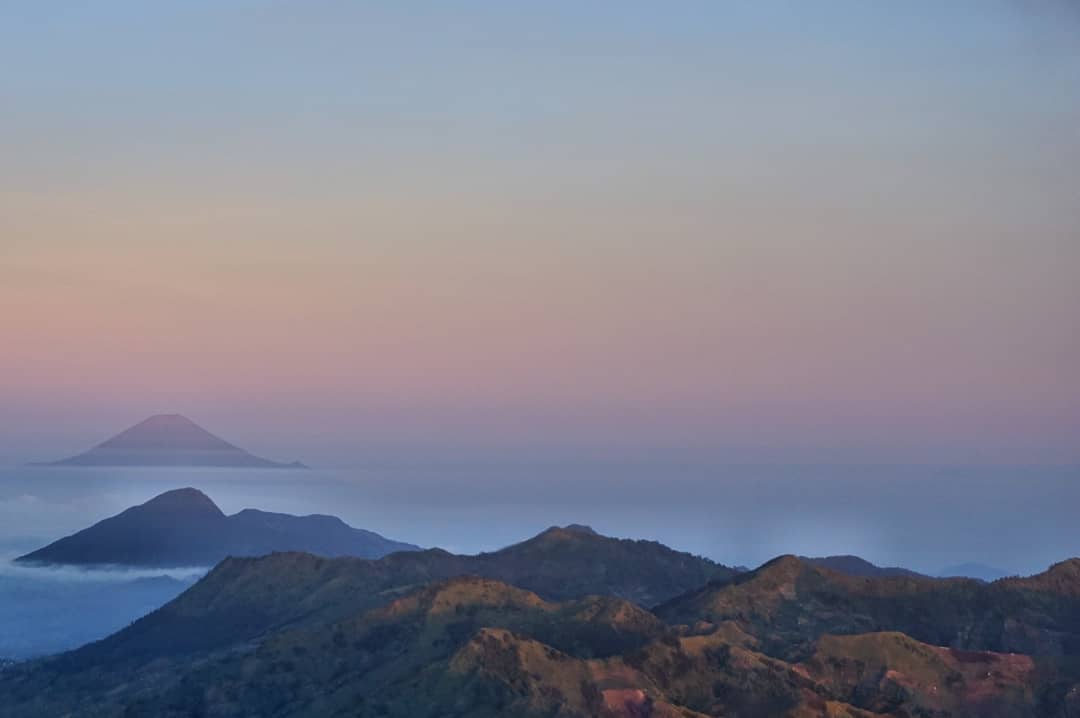 1. Gunung Slamet, 2. Gunung Sumbing, 3. Gunung Lawu, 4. Gunung Merbabu, 5. Gunung Sindoro, 6. Gunung Merapi, 7. Gunung Prau, 8. Gunung Rogojembangan, 9. Gunung Ungaran, 10. Gunung Telemoyo
