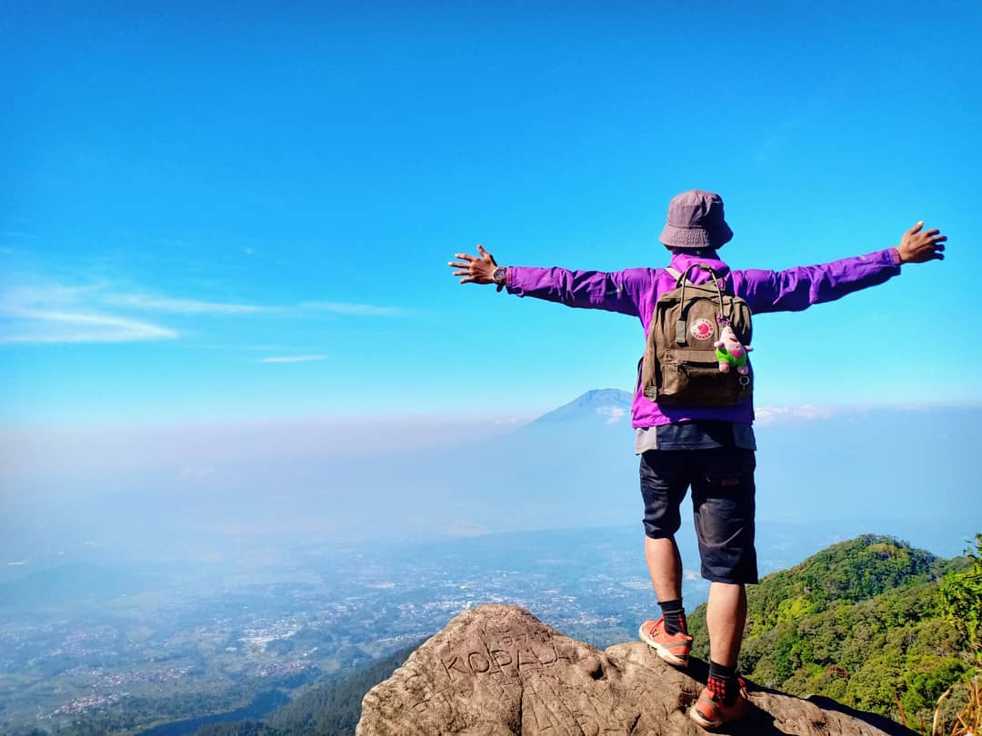 1. Gunung Slamet, 2. Gunung Sumbing, 3. Gunung Lawu, 4. Gunung Merbabu, 5. Gunung Sindoro, 6. Gunung Merapi, 7. Gunung Prau, 8. Gunung Rogojembangan, 9. Gunung Ungaran, 10. Gunung Telemoyo