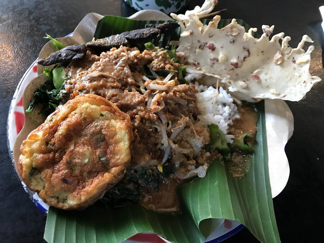 1. Garang Asem, 2. Ayam Pencok/Bledug, 3. Swike, 4. Nasi Pager Godong, 5. Sayur Becek, 6. Nasi Jagung, 7. Mie Tek-Tek, 8. Emping Jagung, 9. Sego Pecel Gambringan, 10. Sate Sapi Pak Beng