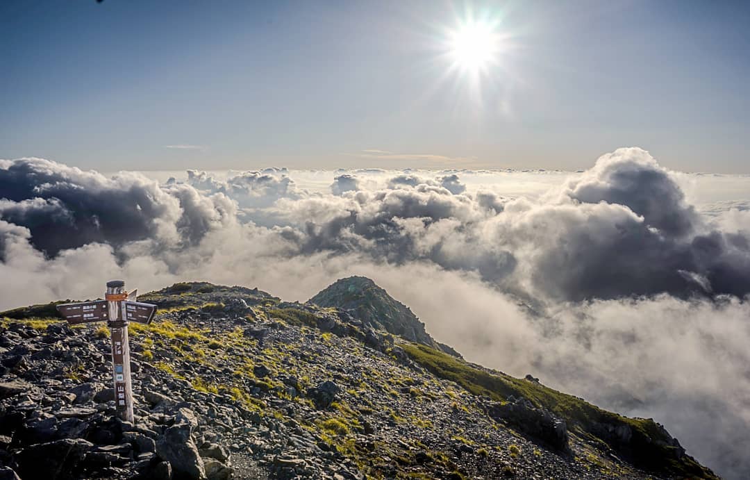 1. Gunung Fuji, 2. Gunung Kitadake, 3. Gunung Hotaka, 4. Gunung Yari, 5. Gunung Warusawa, 6. Gunung Akaishi, 7. Gunung Ontake, 8. Gunung Shiomi, 9. Gunung Aino, 10. Gunung Obami