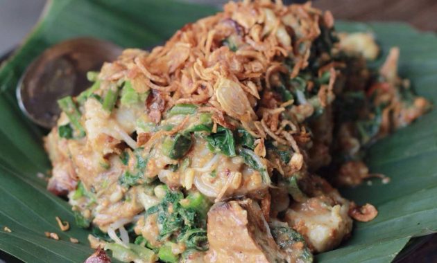 15 Kuliner Khas Puncak yang Wajib Dicoba: Lezatnya Hidangan Khas Dataran Tinggi 2 Lotek khas Bandung, 1. Nasi Timbel, 2. Soto Bandung, 3. Lotek, 4. Karedok, 5. Mie Kocok, 6. Es Gojendang, 7. Pisang Goreng, 8. Teh Talua, 9. Sayur Asem, 10. Ayam Goreng Sunda, 11. Mie Glosor, 12. Nasi Liwet, 13. Es Teh Jos, 14. Kerupuk Mie, 15. Bubur Bandung