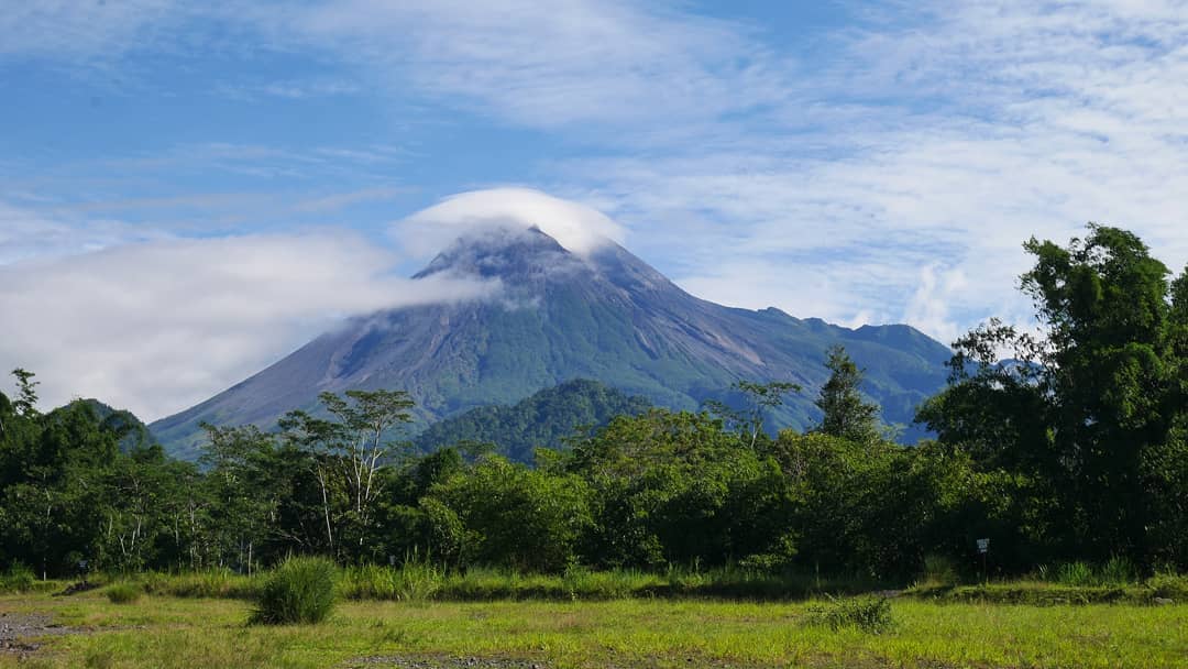 1. Gunung Kerinci, 2. Gunung Tambora, 3. Gunung Merapi, 4. Gunung Kelud, 5. Gunung Sinabung, 6. Gunung Bromo, 7. Gunung Agung, 8. Gunung Dukono, 9. Gunung Soputan, 10. Gunung Slamet