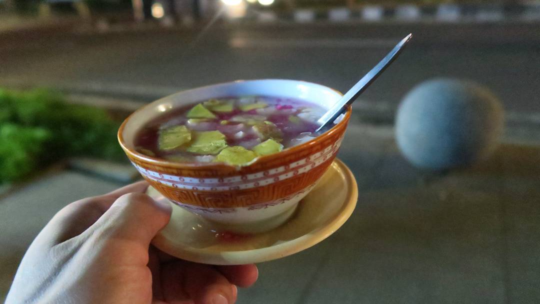 1. Bajigur, 2. Bir Pletok, 3. Sekoteng, 4. Wedang Ronde, 5. Es Loloh, 6. Es Doger, 7. Es Dawet, 8. Sinom, 9. Dadih, 10. Pallu Butung