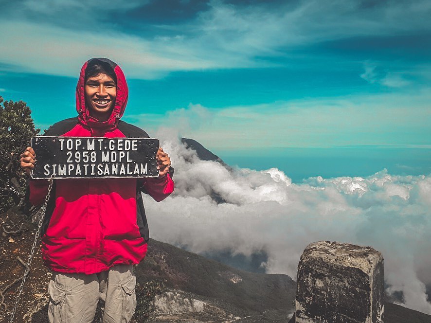 1. Gunung Ciremai, 2. Gunung Pangrango, 3. Gunung Gede, 4. Gunung Cikuray, 5. Gunung Papandayan, 6. Gunung Kendang, 7. Gunung Patuha, 8. Gunung Guntur, 9. Gunung Malabar, 10. Gunung Salak