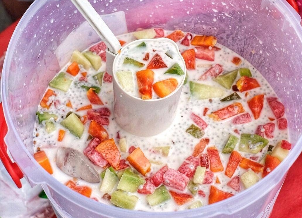 1. Cendol dan Cincau, 2. Ce Hun Tiau, 3. Es Buah Segar, 4. Es Jeruk Songkit, 5. Kelapa Hijau, 6. Sirup Rumput Laut, 7. Es Jagung, 8. Es Tebu, 9. Liang Teh, 10. Es Teler Pontianak