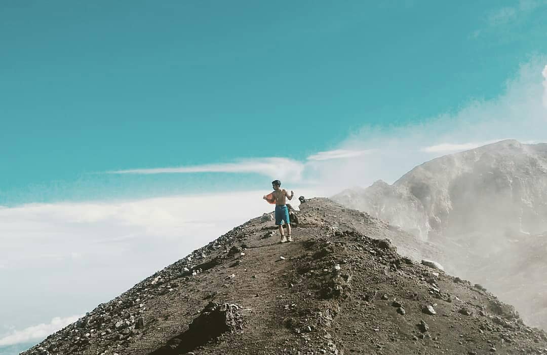 1. Gunung Kerinci, 2. Gunung Tambora, 3. Gunung Merapi, 4. Gunung Kelud, 5. Gunung Sinabung, 6. Gunung Bromo, 7. Gunung Agung, 8. Gunung Dukono, 9. Gunung Soputan, 10. Gunung Slamet