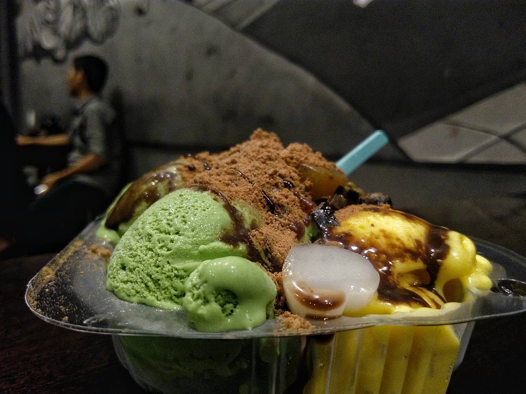 1. Pallu Butung, 2. Sirup Pisang Ambon, 3. Sarraba, 4. Es Pisang Ijo, 5. Sirup Markisa, 6. Kopi Susu Makassar, 7. Ballo, 8. Mocktail, 9. Es Poteng, 10. Es Putar Papabon