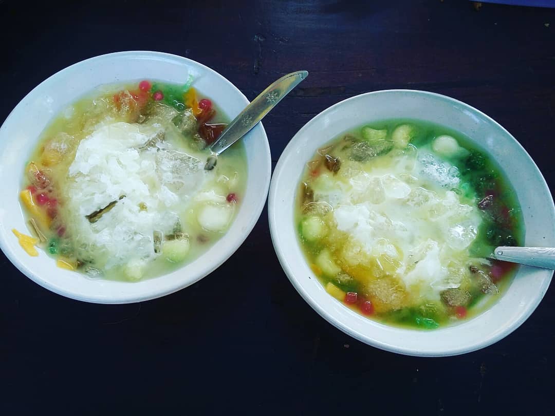 1. Bir Pletok, 2. Es Dawet Cendol, 3. Adon-Adon Coro, 4. Wedang Uwuh, 5. Limun Oriental, 6. Jamu Jun, 7. Sekoteng, 8. Es Oyen, 9. Es Gempol Pleret, 10. Es Rumput Laut