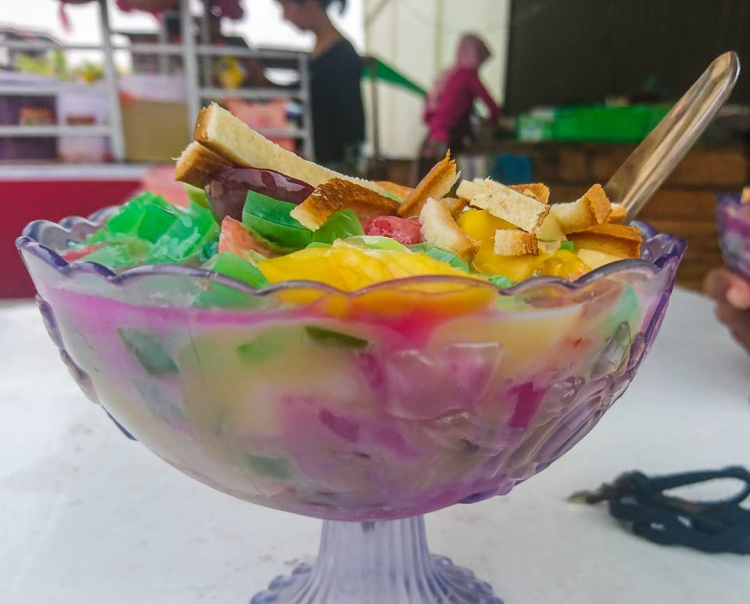 Minuman khas kalimantan timur samarinda tradisional daerah keras resep segar dingin, 1. Cendol dan Cincau, 2. Ce Hun Tiau, 3. Es Buah Segar, 4. Es Jeruk Songkit, 5. Kelapa Hijau, 6. Sirup Rumput Laut, 7. Es Jagung, 8. Es Tebu, 9. Liang Teh, 10. Es Teler Pontianak