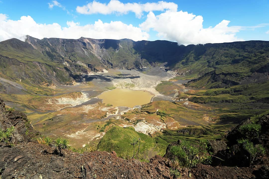 1. Gunung Kerinci, 2. Gunung Tambora, 3. Gunung Merapi, 4. Gunung Kelud, 5. Gunung Sinabung, 6. Gunung Bromo, 7. Gunung Agung, 8. Gunung Dukono, 9. Gunung Soputan, 10. Gunung Slamet