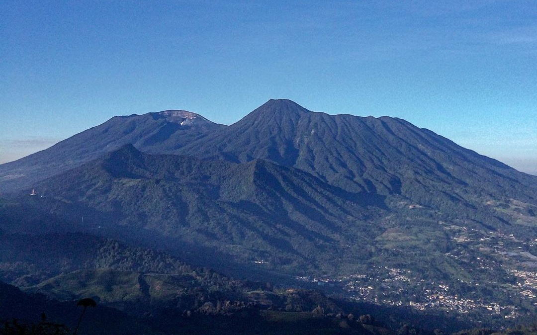 1. Gunung Gede, 2. Gunung Pangrango, 3. Gunung Munara Rumpin, 4. Gunung Bunder, 5. Gunung Kencana, 6. Gunung Pancar, 7. Gunung Salak Endah, 8. Gunung Batu Jonggol, 9. Gunung Eusing, 10. Gunung Alesano