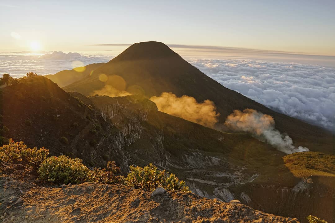 1. Gunung Ciremai, 2. Gunung Pangrango, 3. Gunung Gede, 4. Gunung Cikuray, 5. Gunung Papandayan, 6. Gunung Kendang, 7. Gunung Patuha, 8. Gunung Guntur, 9. Gunung Malabar, 10. Gunung Salak