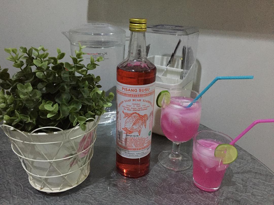 Minuman khas cirebon beserta cara pembuatannya adalah jawa barat tradisional keras alkohol dingin dan macam, 1. Jeniper, 2. Sirup Tjampolay, 3. Teh Poci, 4. Es Campur, 5. Es Cuing, 6. Es Kopyor 4848, 7. Es Tape Ketan Bakung, 8. Es Tawuran, 9. Sekoteng, 10. Es Cendol