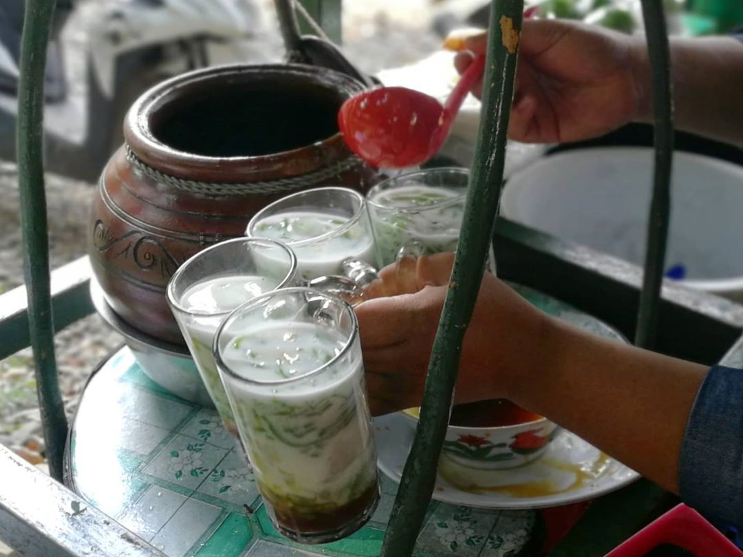 1. Bir Pletok, 2. Es Dawet Cendol, 3. Adon-Adon Coro, 4. Wedang Uwuh, 5. Limun Oriental, 6. Jamu Jun, 7. Sekoteng, 8. Es Oyen, 9. Es Gempol Pleret, 10. Es Rumput Laut