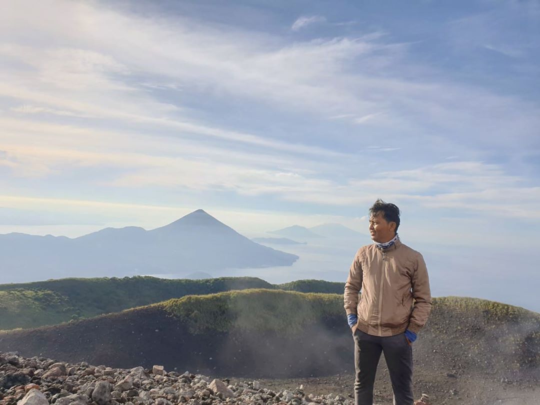 1. Gunung Binaiya, 2. Gunung Gamalama, 3. Gunung Ganapus, 4. Gunung Dukono, 5. Gunung Ibu, 6. Gunung Kie Matubu, 7. Gunung Gamkonora, 8. Gunung Maitara, 9. Gunung Karianga, 10. Gunung Kerbau