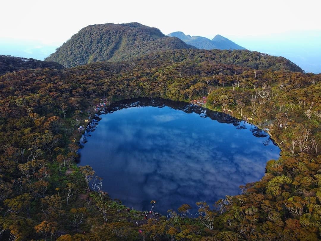 1. Gunung Marapi, 2. Gunung Singgalang, 3. Gunung Talang, 4. Gunung Tandikek, 5. Gunung Talamau, 6. Gunung Kerinci, 7. Gunung Kulabu, 8. Gunung Sago, 9. Gunung Mande Rabiah, 10. Gunung Tambin