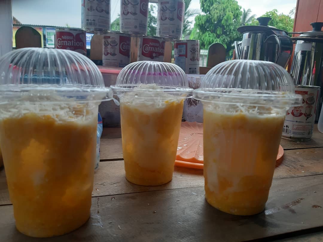 1. Cendol dan Cincau, 2. Ce Hun Tiau, 3. Es Buah Segar, 4. Es Jeruk Songkit, 5. Kelapa Hijau, 6. Sirup Rumput Laut, 7. Es Jagung, 8. Es Tebu, 9. Liang Teh, 10. Es Teler Pontianak