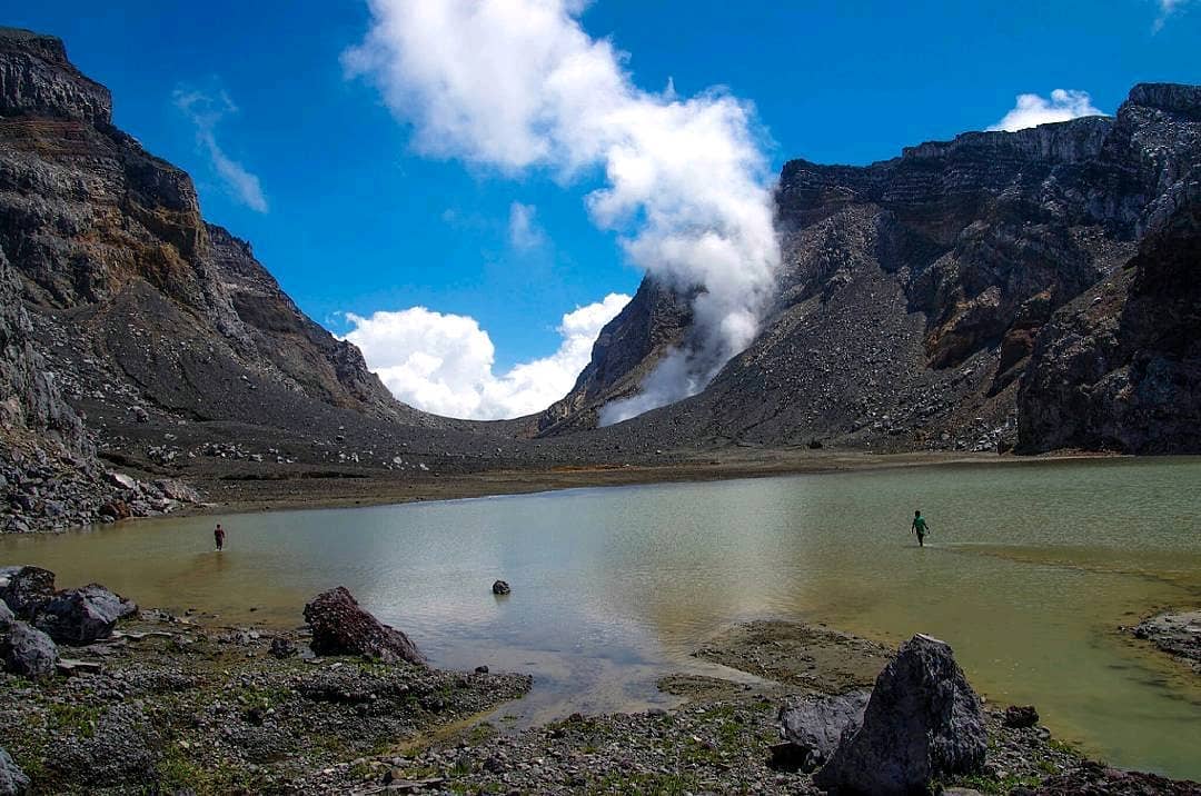 1. Gunung Binaiya, 2. Gunung Gamalama, 3. Gunung Ganapus, 4. Gunung Dukono, 5. Gunung Ibu, 6. Gunung Kie Matubu, 7. Gunung Gamkonora, 8. Gunung Maitara, 9. Gunung Karianga, 10. Gunung Kerbau