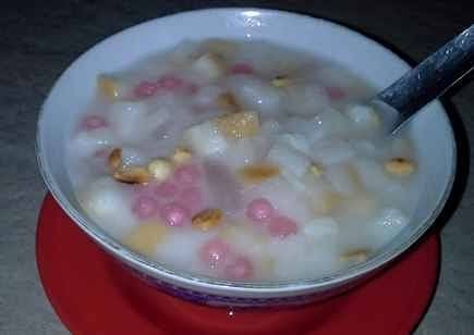 1. Bir Pletok, 2. Es Selendang Mayang, 3. Es Doger, 4. Kopi Jahe, 5. Es Goyang, 6. Es Campur Betawi, 7. Sekoteng, 8. Es Kolang-Kaling, 10. Es Cingcau
