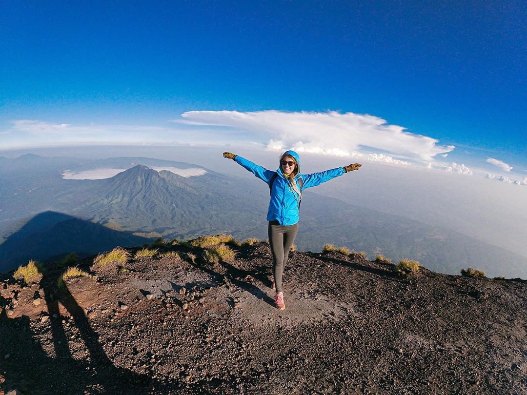 1. Gunung Kerinci, 2. Gunung Tambora, 3. Gunung Merapi, 4. Gunung Kelud, 5. Gunung Sinabung, 6. Gunung Bromo, 7. Gunung Agung, 8. Gunung Dukono, 9. Gunung Soputan, 10. Gunung Slamet