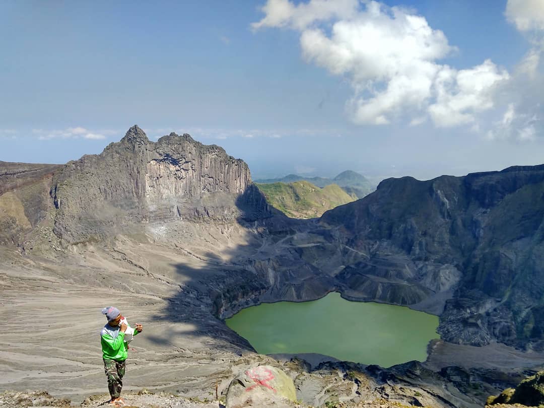 1. Gunung Kerinci, 2. Gunung Tambora, 3. Gunung Merapi, 4. Gunung Kelud, 5. Gunung Sinabung, 6. Gunung Bromo, 7. Gunung Agung, 8. Gunung Dukono, 9. Gunung Soputan, 10. Gunung Slamet