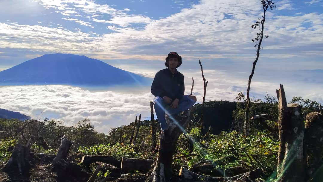 1. Gunung Marapi, 2. Gunung Singgalang, 3. Gunung Talang, 4. Gunung Tandikek, 5. Gunung Talamau, 6. Gunung Kerinci, 7. Gunung Kulabu, 8. Gunung Sago, 9. Gunung Mande Rabiah, 10. Gunung Tambin
