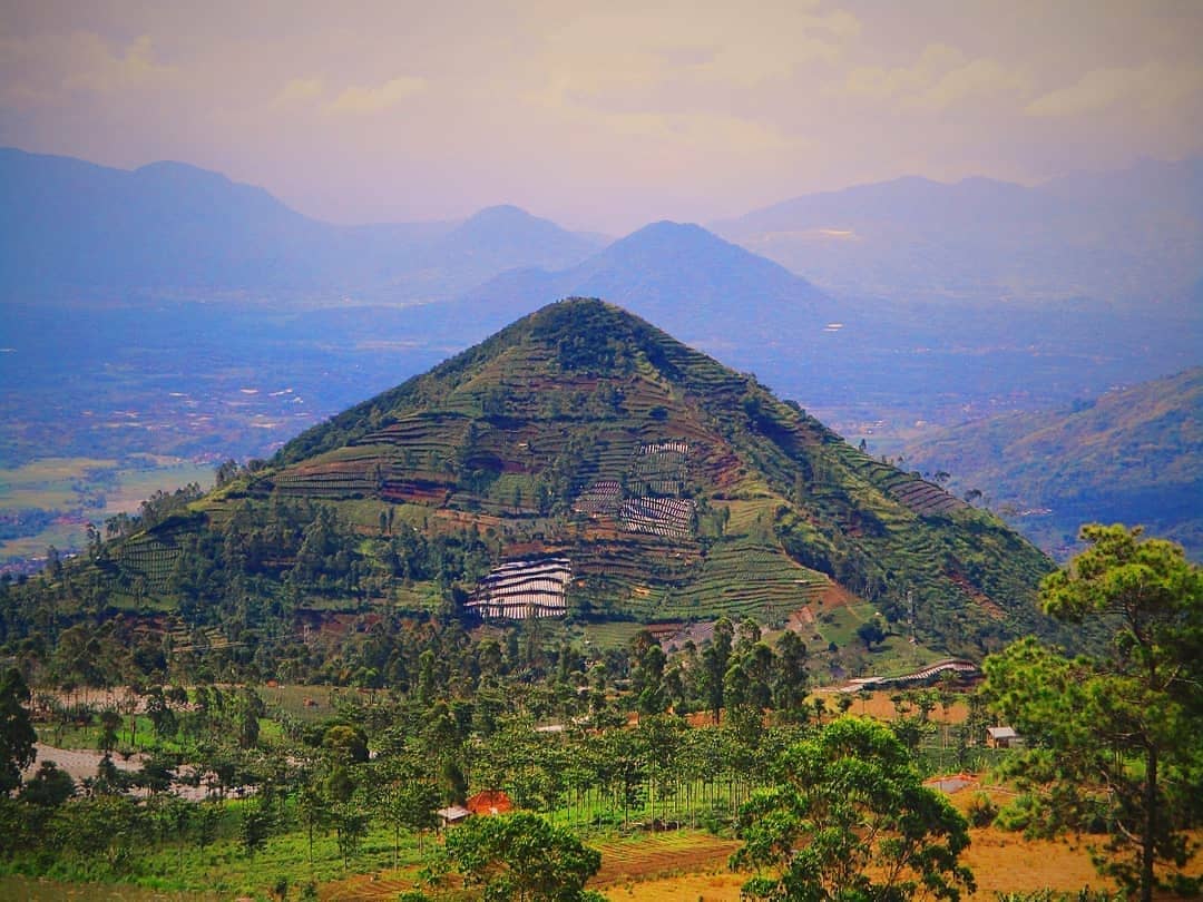 1. Gunung Guntur, 2. Gunung Cikuray, 3. Gunung Papandayan, 4. Gunung Piramid Sadahurip, 5. Gunung Haruman, 6. Puncak Darajat Pass, 7. Gunung Talaga Bodas, 8. Gunung Calancang, 9. Gunung Kendang, 10. Gunung Cakrabuana